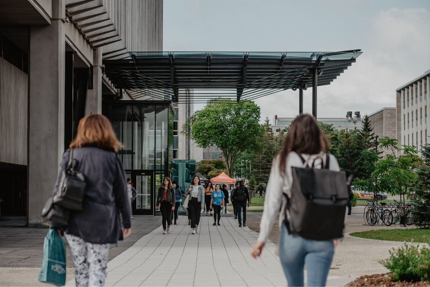 Étudiants qui marchent à l'extérieur